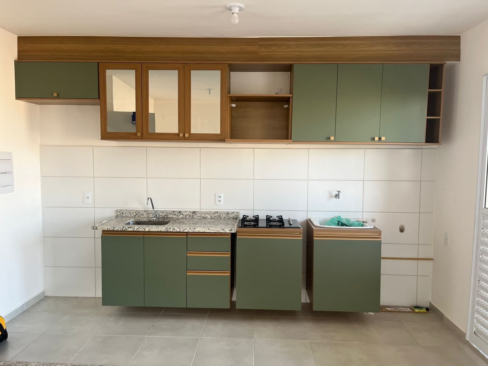 Marceneiro realizando manutenção